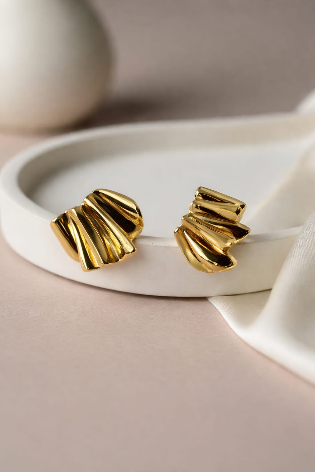 Sculpted Gold Stud Earrings – Isha Elite